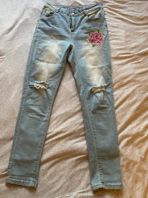 Jeans  - Sköna stretchiga jeans  Sparsamt använda  Fint broderi