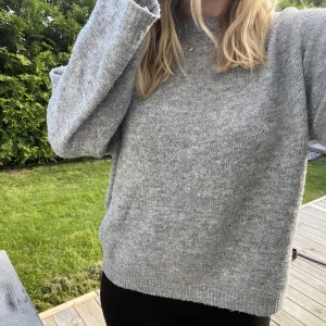 Stickad tröja  - Säljer denna stickade tröja då den inte kommer till användning längre. Super mysig nu till hösten. Köpt på lager 157 för 150kr. Den kliar/sticks inte. Luftig o skön.