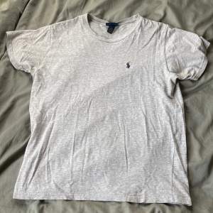 En grå polo t-shirt storlek M i fint skick!  Köpt för 500 kr Plick. Inga synliga problem vad jag vet, se bilder.