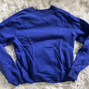 mörkblå sweatshirt från cubus i storlek xs, i mycket bra skick! 🥰  köparen står för frakten