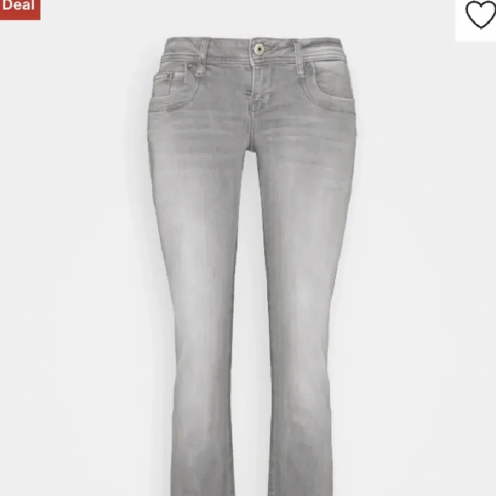 Jeansen är i storlek 27/32. De är helt oanvända och säljs för att de inte passar mig. Kontakta vid frågor🩷. Jeans & Byxor.