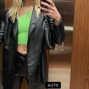 Jacka svart läder imitation  - Svart jacka i läder imitation från Nakd