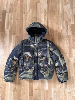 Daily paper vangog puffer jacket  - Säljer min van Gogh Puffer jacka, använd två vintrar men fåtal gånger. Skick 9/10, köptes på caliroots för retail: 3700kr säljer nu för 1500kr. 