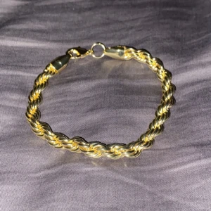 Cordell armband - guld 7mm - Ett helt nytt oanvänt cordell armband i helt ny skick rostfri stål kommer med låda i snabb tid & gratis frakt & leverans