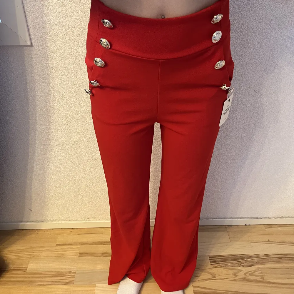 Jätte fina röda fest byxor. Oanvända och har fortfarande prislappen på. Skönt och lite stretchigt material. Storlek 40. Jeans & Byxor.