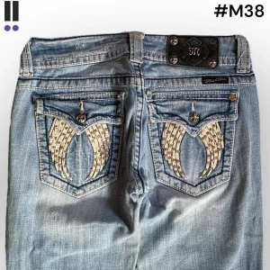 M38 lågmidjade bootcut missme jeans  - M38 MissMe jeans i model Boot 💜 Tag 27W 💜Midja (rakt över) 34cm 💜 Innerben 82cm 💜 Ytterben 108cm 💜 Benöppning 22cm 💜 saknar en knapp på baktagen och lagade rips. 💜Våra mått blir W=26 och L=32 💜 Men jämför alltid måtten med ett par jeans som sitter bra 💜