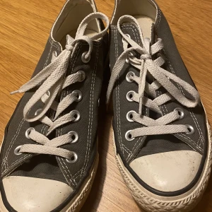 Låga convers - Låga convers som är för stora💕 dock är det väldig snygga, men använda ett fåtal gånger (dock kan jag försöka tvätta rent där fram)