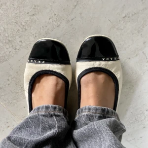 Prada ballerinaskor  - Ballerinaskor från Prada, supersnygga och sköna, passar till alla outfits!! Storlek 39 men skulle säga att dem passar 38 också! Lite defekter , därmed det billigare priser. 