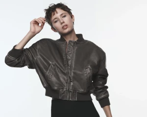 Jacka från zara - Säljer nu min oanvända populära zara jacka då jag råkade köpa två. Liten i storlek. Nypris 699kr