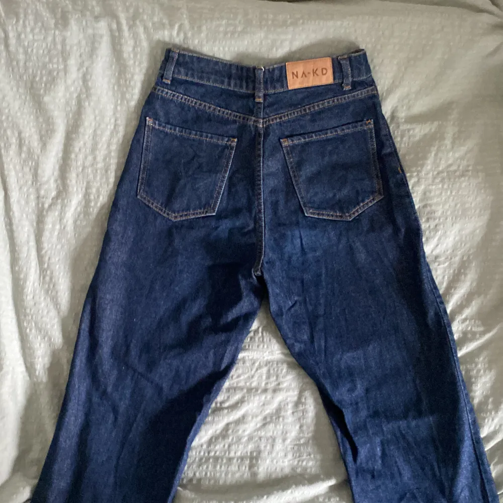 Mörkblå nakd jeans med slit nertill. Straight fit men lite vidare i benen skulle jag säga.  . Jeans & Byxor.