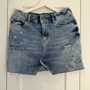 Jeanskjol  - Cool jeanskjol från Zara.  Vid frågor är det bara att höra av sig!💕