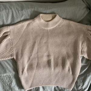 Stickad tröja - En beige stickad tröja från hm med super fina ballong ärmar och något högre krage. Perfekt för höst och vinter. 