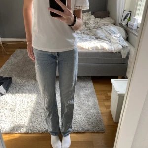 mid rise zara jeans - säljer dessa två super snygga jeans från zara som är perfekta nu till hösten och vintern. de är i passformen straight och med midjan mid rise. säljer dessa eftersom de har blivit för små för mig. ny pris 389kr.❤️