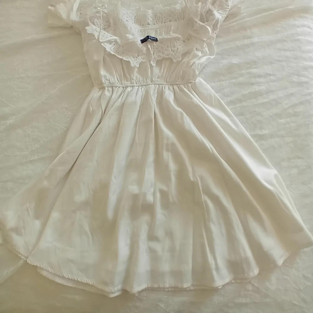 En fin vit  klänning använd bara en gång ✨️den har plastik i median som gör att den stretchar om det behövs , om du har medium storlek funkar lika bra, helt enkelt det bror på hur du vill ha det🤍. Klänningar.