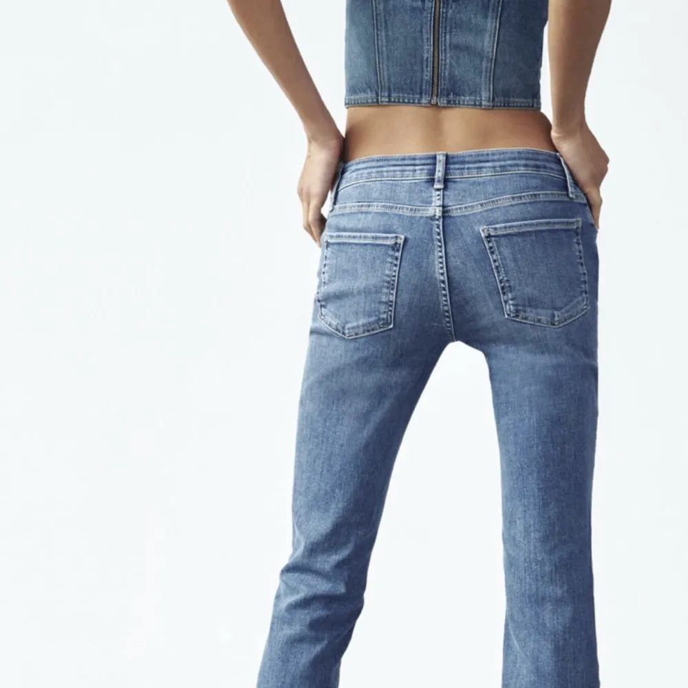 Säljer mina zara jeans som är slutsålda! Aldrig använt pga dem inte passa mig. Helt nyskick🙌 Bootcut low waist modell Dem Stretchiga och väldigt sköna jättefina jeans. Kontakta mig vid frågor💗. Jeans & Byxor.