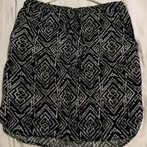 Mönstrad kjol - Mönstrad kjol från Kappahl i storlek M. Resår i midjan med snören. Utmärkt skick! 100% viskos!