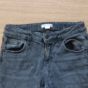 Lågmidjade Jeans från young gina i storlek 152. Dem är dock kapade så passar nog mer om du är 145-150 med bredare höfter eller midja. Bra skick enligt mig.