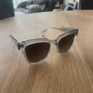 Chimi solglasögon - Chimisolglasögon modell 07 i färgen ”Grey”. Nyskick utan defekter! Nypris: 1250kr!🌸 Frakt tillkommer!