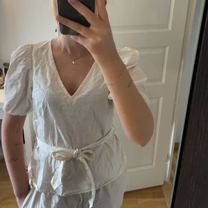 Vero Moda tröja Strl S - Snöret är avtagbart, färgen är lite beigevit 🤍