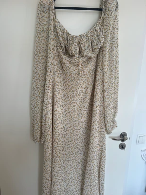 Adoore klänning - En superfin blommig adoore klänning i storlek 50, använd väldigt sparsamt! Inga brister eller fel! 