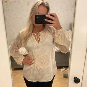 BikBok Blus  - Superfin blus från BikBok i mycket fint skick. 🤍🤍