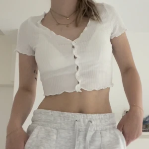 Kortare topp med knappar - Så söt topp med knappar! 