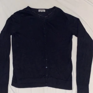 svart stickad knapp tröja - säljer denna stickade tröjan i braskick men som är lite nopprig inte mycket alls