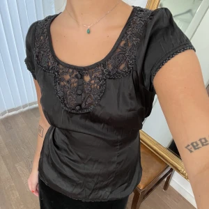 Blus - Söt topp i silkeslinnande material. Fint skick, knyter i ryggen.🥰Mörkgrå