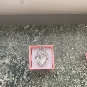 Skitsnygg ring - Jag säljer denna skit snygga ring i silver💖💖  Den är skjusterbar!  