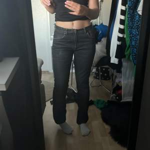 Säljer mina kära Park Lane jeans för att de är för långa för mig. Är 166 cm så dom passar nog dig mellan 167-170. Super sköna och inte stela i materialet. Färgen är grå svart vilket är super snyggt till alla olika matchningar. 