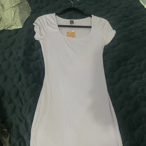 Lång klänning från shein - Helt oanvänd bara testad 1 gång. Säljs pga färgen inte såg bra ut på mig. Sitter perfekt, den är tight men i ett stretchigt, skönt luftigt material. För referens, Jag är 165 och klänningen sitter precis över skorna. För bild på hur den sitter kom dm 🙂