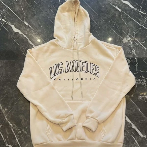 Los Angeles hoodie  - Los Angeles hoodie  Oanvänd Storlek: S Material: 100% polyester
