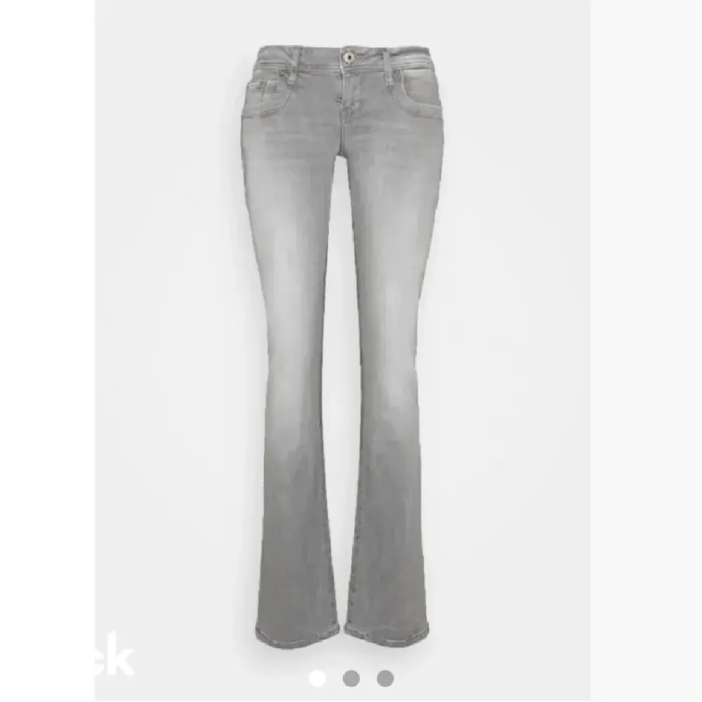 Lånad bild! Jätte fina jeans aldrig använda pg för stora🙏 passar mig som bär 34! ÖPPEN FÖR BYTEN MOT VAD SOM HELST!! . Jeans & Byxor.