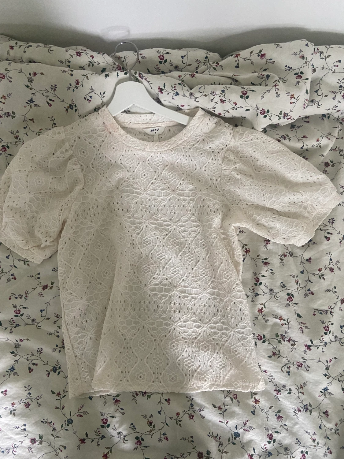 Vit topp med ”hål”