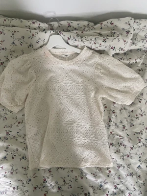 Vit topp med ”hål” - Säljer denna då den inte kommer till användning TVÄTTAS såklart innan köp