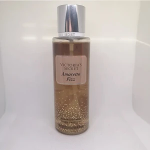 Victoria secret parfym - Jag säljer denna då doften inte passade mig i smaken💝 bara testad en gång och har mycket i! Den går inte att få tag på längre då den inte säljs längre. Hör av dig vid frågor💕 köparen står för frakten ⭐️