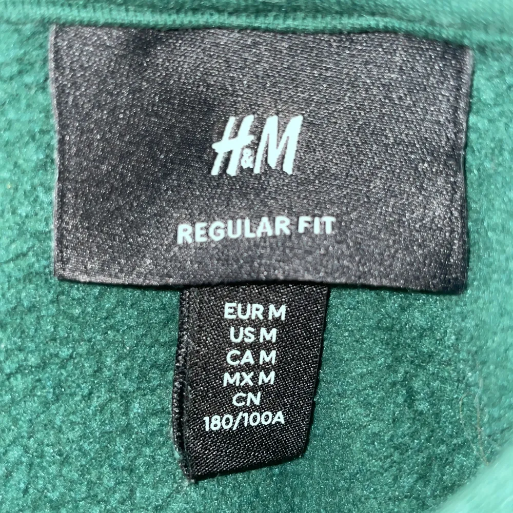 Tja säljer min H&M hoodie för den passar inte min stil och använder inte den längre. 10/10 i kvalitet inga skador eller fläckar.  PRIS KAN DISKUTERAS . Hoodies.