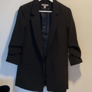 H&M - kavaj  - Kavaj från H&M. Nyskick! Använd 1 gång :)