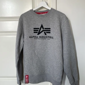 Tröja - Säljer en alpha industries tröja i storlek S