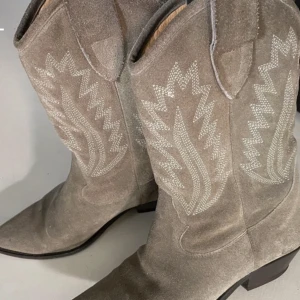 Isabel Marant Western Boots - Isabel Marant boots, använda fåtal gånger och kommer inte så mycket till användning som jag hade velat så testar att sälja. Original skokartong medföljer! Nypris ca 6000 