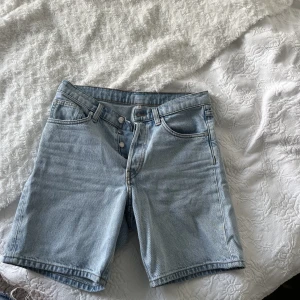 Ljusblå jeansshorts - Säljer dessa fina ljusblå jeansshortsen från Arket💙💙 jättebra skick och använt ett fåtal gånger. Nypris: 700kr