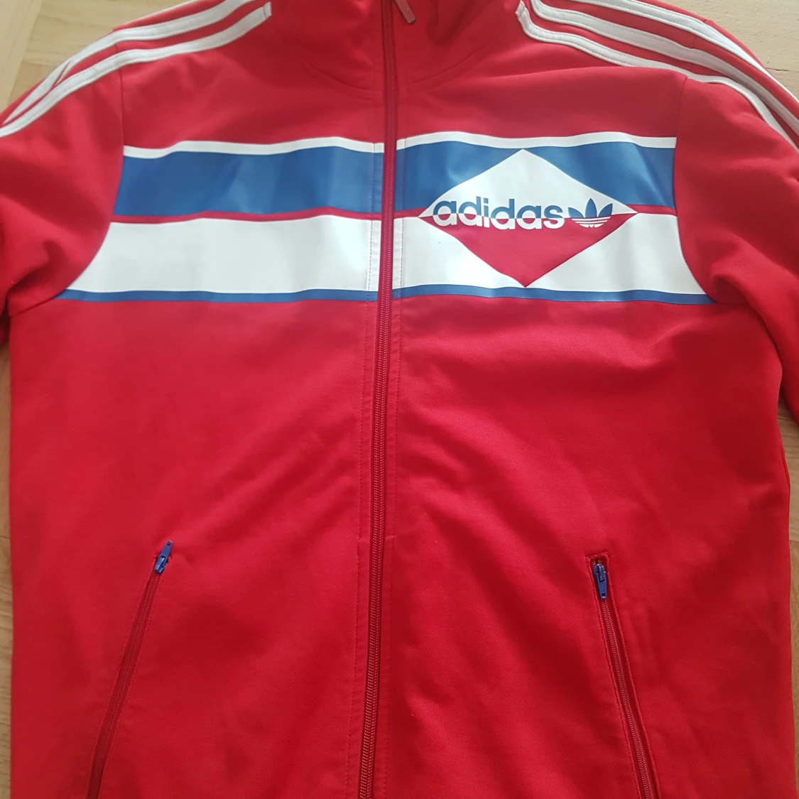Adidas jacka röd stlk: L - 91