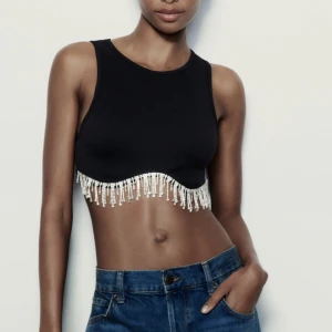 Topp med strass - Säljer denna topp från zara. Aldrig använd. 