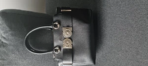 Väska  - Väskan köpte 1450 men 700 den är helt ny. 