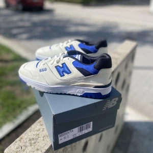 New Balance 550 - New balance 550 Sea salt royal blue 🔵 Finns i både 43 & 44  Butikspris : 1800kr Blacksheep Outlet : 1200kr 