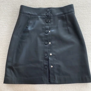 Skinnkjol - Fin skinnkjol från hm  Perfekt för höstens fina outfits