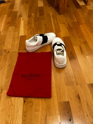 Valentino open (svart) -  Riktigt feta valentino open skor ganska bra skick, 8/10 skulle jag säga.  Inte tvättade på bilderna. finns inte box.  men stock x tag finns  (qr koden funkar). Kan skicka bild på allt privat. Vet inte om de är äkta eftersom de e köpta på sellpy.