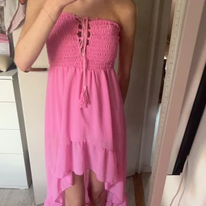 Rosa klänning  - Perfekta strandklänningen! ☺️ är aldrig använd, endast lappen borttagen och testad. Knytes vid brösten så hårt man vill ha det, resår runt om 🌸🩷