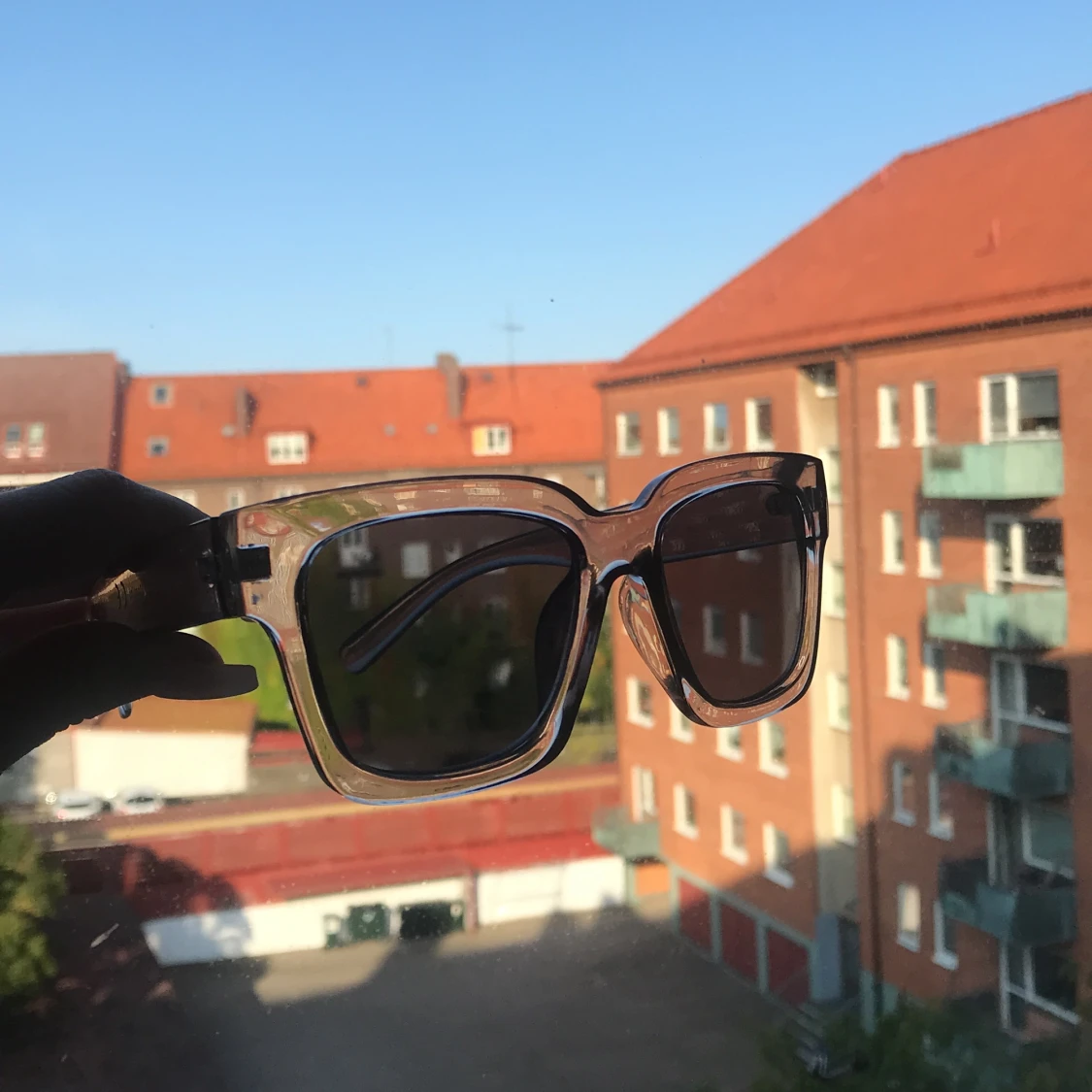 grå solglasögon - 90