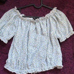 Blommig topp - Supersöt, blommig topp från gekås! Croppad, offshoulder, stretch, supersöt, från barnavdelningen och oanvänd ❤️🩵💞🫶
